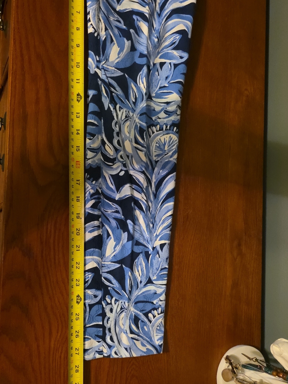Lilly Pulitzer Blue and White Floral Print Capris Size 2 - Picture 6 of 6